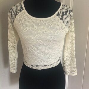 Ladies NWT Guess White Lace 3/4 sleeve Crop Top - Size Small